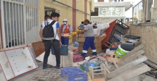 Evden 3 Kamyon Çöp Çıktı, Zabıta Türk Bayrağını Öpüp Başına Koydu
