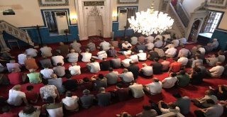 İzmirliler Bayram Namazı İçin Camilere Akın Etti