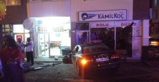 Otomobilin Kontrolden Çıkarak Otobüs Yazıhanesine Çarpması Güvenlik Kamerasına Anbean Yansıdı