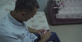 Kızı Azranın Fotoğrafını Öpüp Eşyalarını Koklayarak Hasret Gideriyor