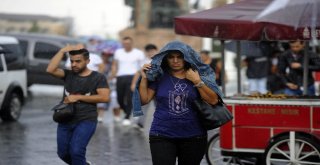 İstanbulda Sağanak Yağmur Etkili Oluyor