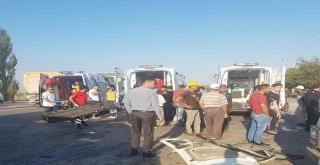 Konyada Kamyonet İle Servis Minibüsü Çarpıştı: 1 Ölü, 8 Yaralı