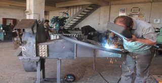 Atölyede Ürettiği Makineleri Yurt Dışına Satıyor