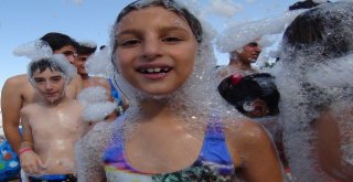 (Özel) Van Gölü Sahilinde Köpük Partisi