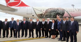 Cumhurbaşkanı Yardımcısı Oktay, Hürjetin Kokpitine Geçti