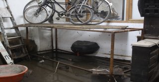 Sağanak Yağmur Mağduru Esnaf Yaralarını Sarıyor