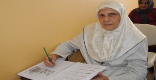 Kayyum Belediyenin Açtığı Kursa Katılan 70 Yaşındaki Nahide Arının Okuma Azmi  Örnek Oluyor