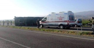 Manisada Doğalgaz Borusu Yüklü Tır Devrildi: 2 Yaralı