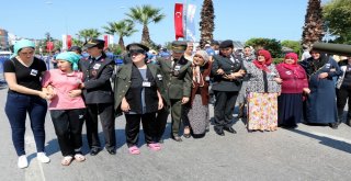 Şehit Yakınları Askerlerin Terini Sildi