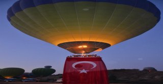 Kapadokyada Balonlar Türk Bayraklarıyla Havalandı