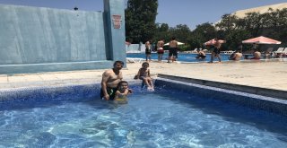 Iğdırlılar Sıcaktan Havuzlara Akın Etti