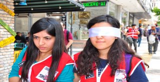 Gözleri Bandajlı Ellerindeki Bastonlarla Yürüdüler