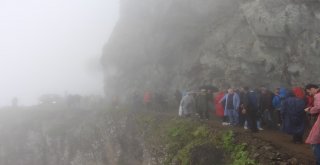 Dünyanın En Tehlikeli Yolunda Sis Ve Yağmura Rağmen Yürüdüler