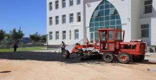 Karaman Belediyesi, Yeni Adliye Binasının Bahçesini Asfaltladı