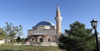 Caminin Tahribata Uğramasının Ardından Bir Mahalle Ayakta