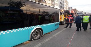 Kadıköyde Yol Çöktü, Özel Halk Otobüsünün Tekeri İçine Düştü