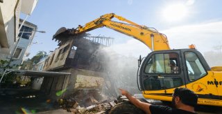 Muratpaşada Can Güvenliğini Tehdit Eden Binalar Yıkılıyor