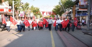 Başkan Ay, Vatandaşlara Türk Bayrağı Dağıttı