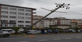 Yoldan Çıkan Otomobil Orta Refüjdeki Elektrik Direğine Çarptı: 3 Yaralı