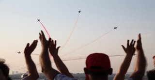 Türk Yıldızlarından İzmirde Nefes Kesen Uçuş