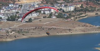 Tuncelide Yamaç Paraşütçüleri Heyecan Yaşattı