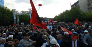 Kosova Cumhurbaşkanı Başkent Priştinede Protesto Edildi