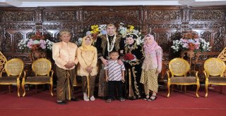 Endonez Geline Türk Usulü Düğün