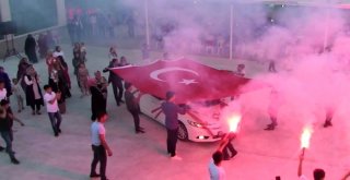 Türk Bayrağı Altında Dünya Evine Girdiler