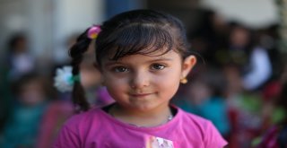Suriyede Savaşta Annelerini Kaybeden Çocukların Saçlarına İlk Kez Örgü Yapıldı