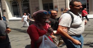 Srebrenitsa Katliamında Hayatını Kaybedenler İçin Taksimde 8 Bin 372 Karanfil Dağıttılar