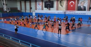 Basketbol Öğrenmek İsteyen Çocuklar Basketbol Kursuna Akın Etti