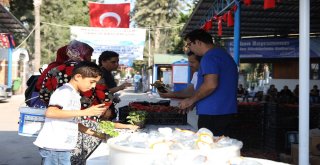 Büyükşehirden Mezarlık Ziyareti Yapan Vatandaşlara Çiçek Ve Lokum