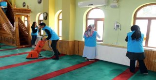 Erzincan Gençlik Merkezi Gençlerinden Cami Temizliği