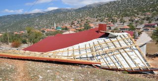 Antalyada Hortum Evin Çatısını Uçurdu