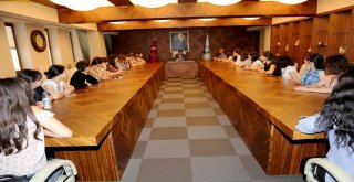 Gürcü Öğrencilerden Rize Valisi Erdoğan Bektaşa Makamında Ziyaret