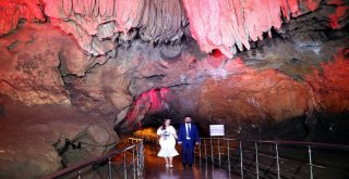 Mühendis Çift, Kentin Tanıtımı İçin Mağarada Nikah Kıydı