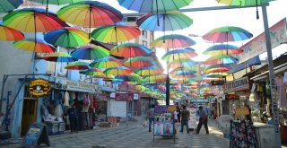 Ağrıda Caddeleri Şemsiyeler Süslüyor