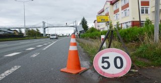 Yol Ortasındaki Dubaya Çarpmamak İçin Kaza Yaptı, Kaza Anı Araç Kamerasından Görüntülendi