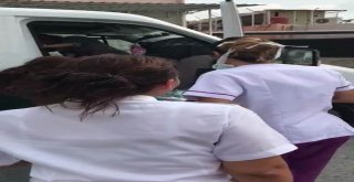Hastane Önünde Araçta Doğum Yaptı