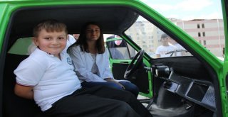 Hurda Araçtan Güneş Enerjili Otomobil Yaptılar