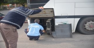 Otobüs Şasesine Sıkışan Yavru Kedi İtfaiye Ekiplerince Kurtarıldı