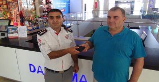 Tuvalette Bulduğu Cüzdanı Sahibine Teslim Etti