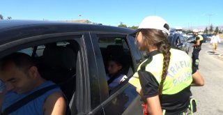 Bu Bayram Araç İçerisindeki Minik Trafikçiler Görev Başında