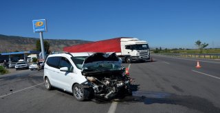 Sivasta Hafif Ticari Araç İle Otomobil Çarpıştı: 6 Yaralı