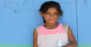 Suriyede Savaşta Annelerini Kaybeden Çocukların Saçlarına İlk Kez Örgü Yapıldı