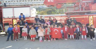 Miniklerden İtfaiyecilere Hediye Bayrak