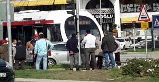 Tramvay Otomobile Çarptı: 1 Yaralı