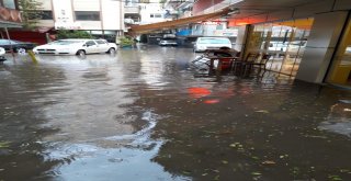 Sağanak Yağmur Mağduru Esnaf Yaralarını Sarıyor