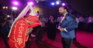 Gelin Ve Damat Yeniçerilerle Salona Girdi