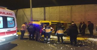 Takla Atan Aracı İçine Sıkışan Taksiciyi İtfaiye Kurtardı